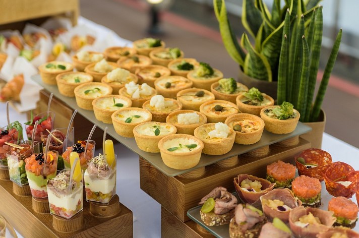 Кейтеринг боксы для корпоративных праздников: как создать атмосферу праздника на работе