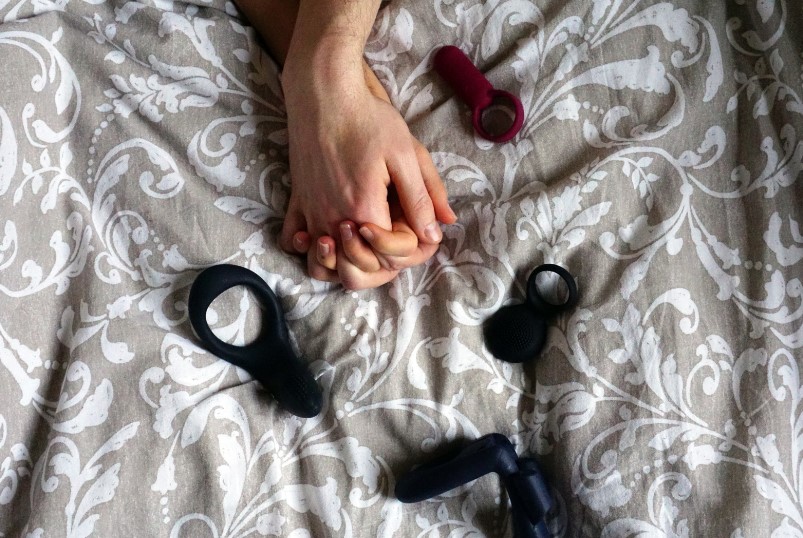 Секс-іграшки для нього і для неї: чи варто ділитися?